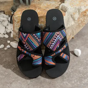 Nahaufnahme der Träger mit Bohème-Ethno-Muster auf atmungsaktiven Mesh-Strandsandalen