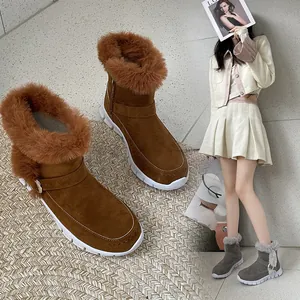 Bottes de neige d'hiver marron pour femmes avec doublure en fausse fourrure et semelle plate.