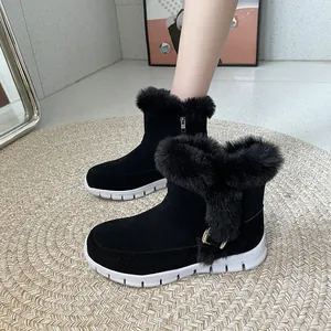 Détail de bottes d'hiver noires pour femmes avec doublure en fausse fourrure et boucle
