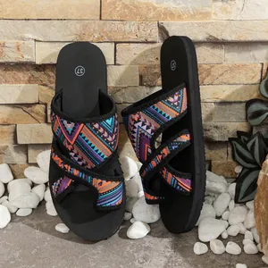 Detaillierte Makroansicht des bunten geometrischen Musters auf atmungsaktiven Strandsandalen