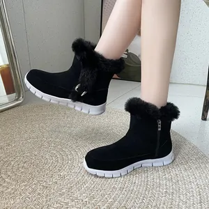 Détail montrant la boucle latérale et la fourrure synthétique des bottes d'hiver noires