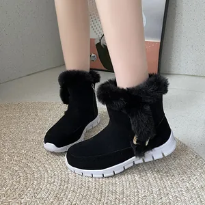 Détail de bottines d'hiver noires avec doublure en fausse fourrure et semelle plate.