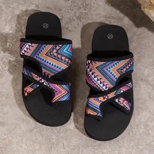 Draufsicht auf flache Damen-Strandsandalen mit buntem geometrischem Mesh-Muster