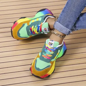 Dettaglio ravvicinato di sneaker chunky da donna con lacci e suole arcobaleno vivaci