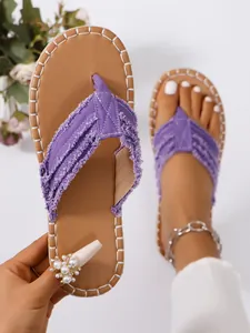 Detaillierte Ansicht violetter Flip-Flops für Damen mit Fransen und weißen Nähten