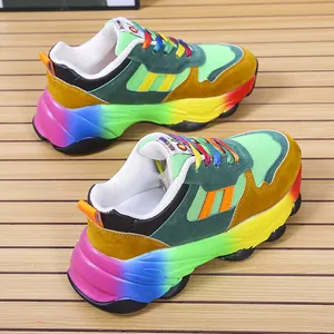 Vista dettagliata di sneaker chunky vivaci con suole arcobaleno e inserti in pelle