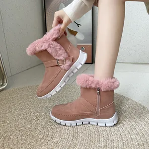 Gros plan de bottes d'hiver roses avec doublure en fausse fourrure et boucle au pied.