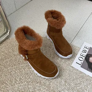 Vue détaillée de bottines d'hiver en daim marron avec doublure en fausse fourrure et boucle