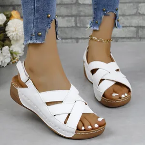 Élégantes sandales compensées blanches avec lanières croisées et fermeture velcro