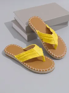 Detailansicht der gelben Canvas-Riemen mit Fransenrand an Damen-Espadrille-Sandalen