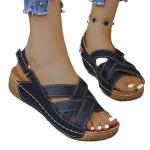 Sandales compensées noires confortables pour femmes avec brides croisées et semelles