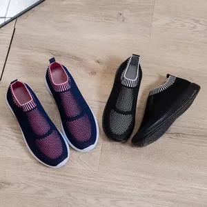 Vista dettagliata di sneaker slip-on in maglia traspirante da donna in blu navy e nero