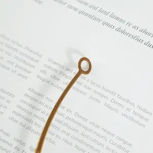 Primer plano de un tallo de enredadera de hoja de arce artificial para decorar el hogar