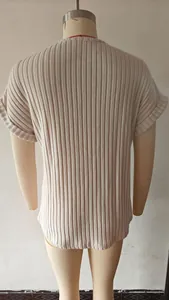 Achteraanzicht detail van de geribbelde textuur van een beige casual dames T-shirt
