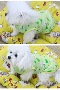 Detailansicht der atmungsaktiven Hundeweste aus grünem Mesh mit niedlichem Hasen-Print
