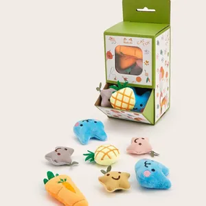 Dettaglio di peluche all'erba gatta colorati che escono da una scatola regalo verde
