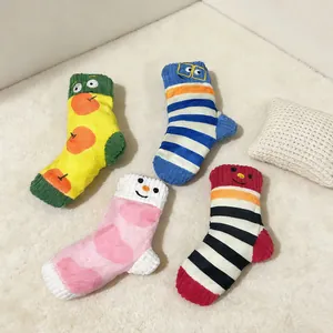 Collection de quatre jouets en peluche pour chiens en forme de chaussettes sur tapis blanc