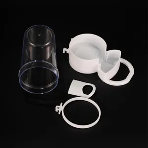 Dettaglio componenti di un abbeveratoio e mangiatoia automatica in plastica per uccelli