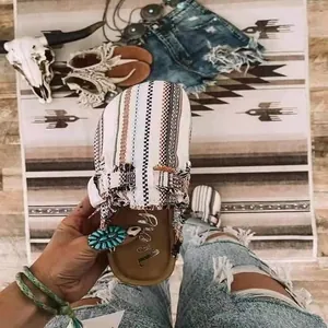 Détail de mules tissées à rayures pour femmes avec des accents de franges bohèmes