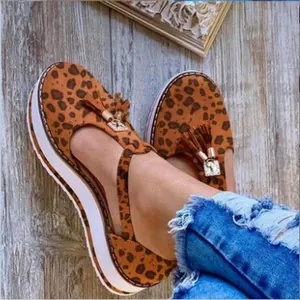 Primer plano detallado de sandalias de leopardo para mujer con plataforma y borlas