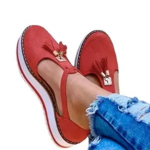 Sandalias de plataforma de ante rojo con borlas decorativas y suela gruesa para mujer