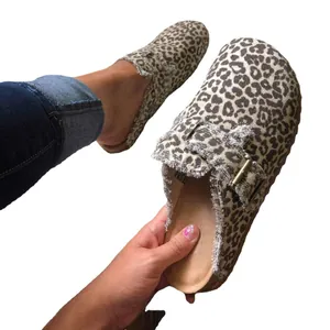 Mules léopard pour femmes avec bords effilochés et boucle métallique élégante