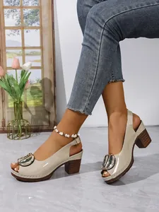 Sandali beige lucidi spuntati con fibbia in metallo e tacco a blocco elegante