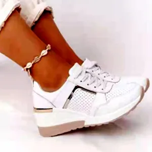 Detaillierte Seitenansicht weißer Damen-Plateau-Sneaker mit goldenen Akzenten
