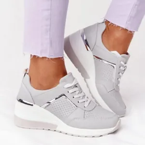 Detailansicht der grauen Plateau-Sneaker für Damen mit silbernen Metallic-Akzenten