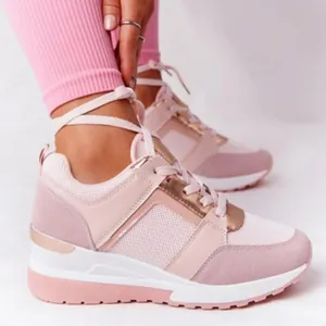Detailansicht pinker Plateau-Sneaker für Damen mit eleganten Schnürriemen am Knöchel