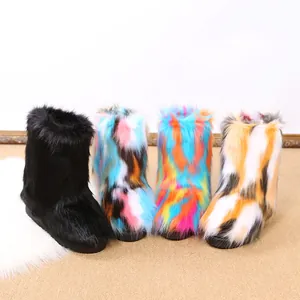 Detailaufnahme von vier Paaren bunter Schneestiefel aus Kunstpelz für Damen im Freien