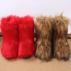 Detailansicht der leuchtend roten und braun gemusterten Kunstpelz-Schneestiefel