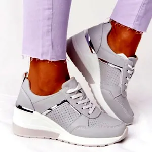 Stylische graue Damen Plateau-Sneaker mit silbernen Metallic-Details und weißer Sohle