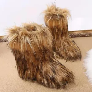 Detailansicht der Damen-Schneestiefel mit langem Kunstfell in brauner Mischung.