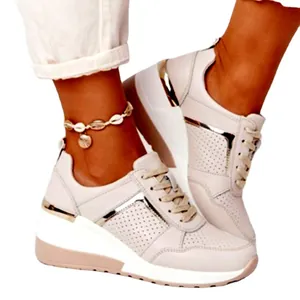 Lässige beige Plateau-Sneaker für Damen mit silbernen Metallic-Details und Lochmuster.