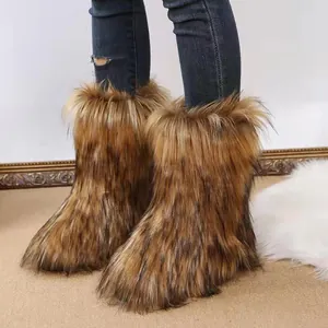 Detailansicht der stylischen braunen Kunstfell-Schneestiefel getragen mit zerrissenen Jeans