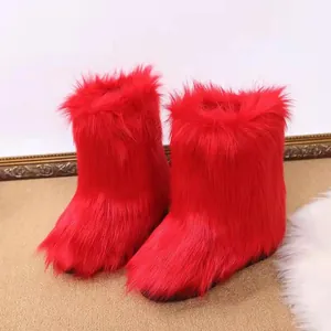 Detailansicht der leuchtend roten Kunstpelz-Schneestiefel mit langer, zotteliger Textur.