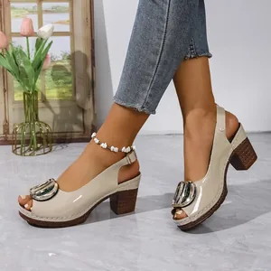 Sandali spuntati in vernice beige con fibbia in metallo e tacco largo a blocco