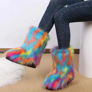Detailansicht der bunten Regenbogen-Kunstpelz-Schneestiefel für Damen im Winter