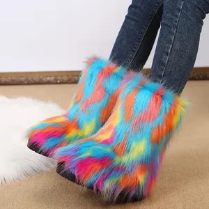 Nahaufnahme der bunten Regenbogen-Kunstfellstiefel, getragen mit blauer Jeanshose