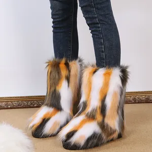 Stilvolle mehrfarbige Kunstpelz-Schneestiefel für Damen mit einer flauschigen Textur