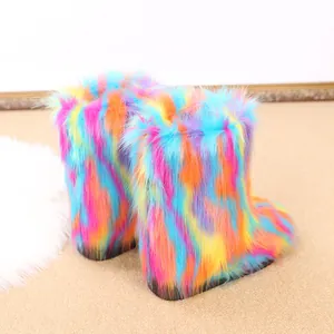 Bunte Regenbogen-Fellstiefel mit dicker schwarzer Sohle und langer flauschiger Textur