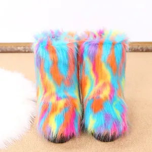 Detailaufnahme bunter Regenbogen-Schneestiefel aus Kunstpelz mit flauschigem Design