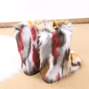Detailansicht der bunten Kunstfell-Schneestiefel für Damen für den Winter.