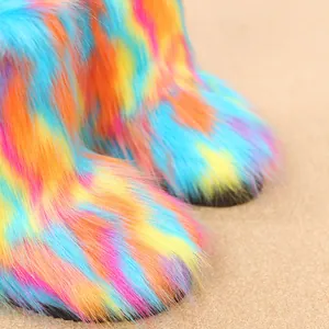Detailansicht der bunten Kunstfell-Schneestiefel für Damen mit langem Plüsch Design