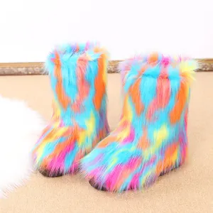 Detailansicht der farbenfrohen Regenbogen-Schneestiefel aus langem Kunstpelz für Damen