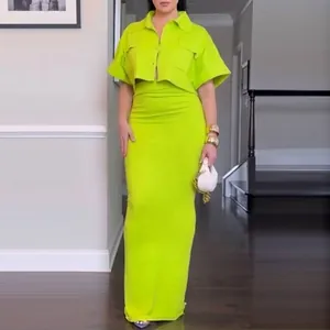 Detalle de conjunto de dos piezas verde neón con top corto tipo camisa y falda