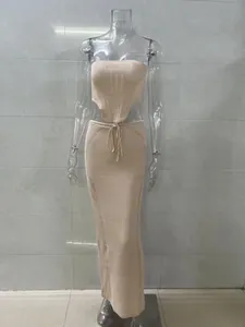 Vista detallada de conjunto de punto beige con top corsé y falda larga maxi