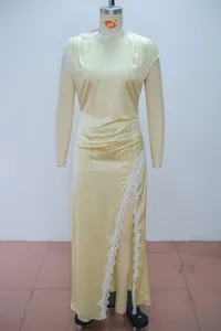 Detailansicht der eleganten Spitzenborte an einem schmal geschnittenen gelben Kleid