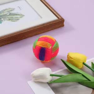 Interaktiver, quietschender Gummiball für das Hundetraining mit buntem Blinkdesign